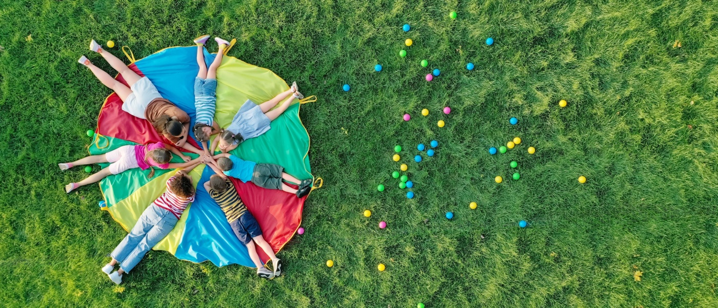 gruppo di bambini stesi su un prato