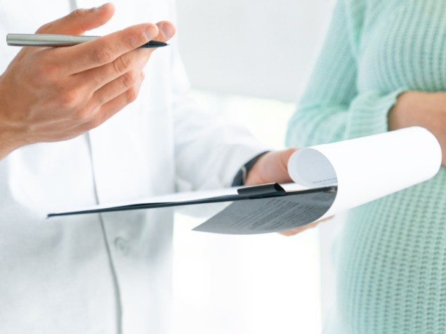 Medico parla con donna incinta