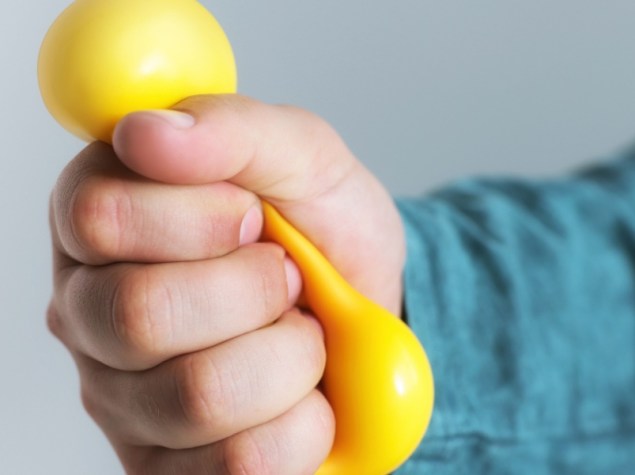 Persona stringe palla antistress