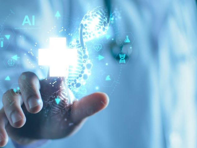 Mano di medico che tocca icona luminosa