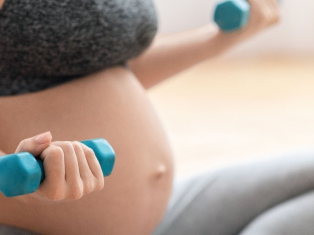 Donna incinta fa sport