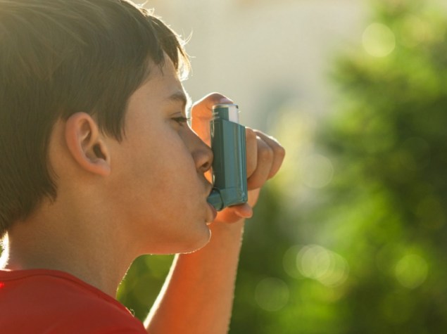 Bambino con inalatore per asma