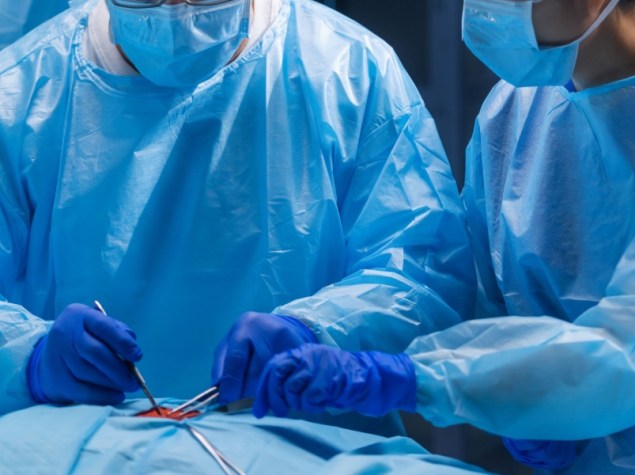 Due chirurghi eseguono operazione chirurgica