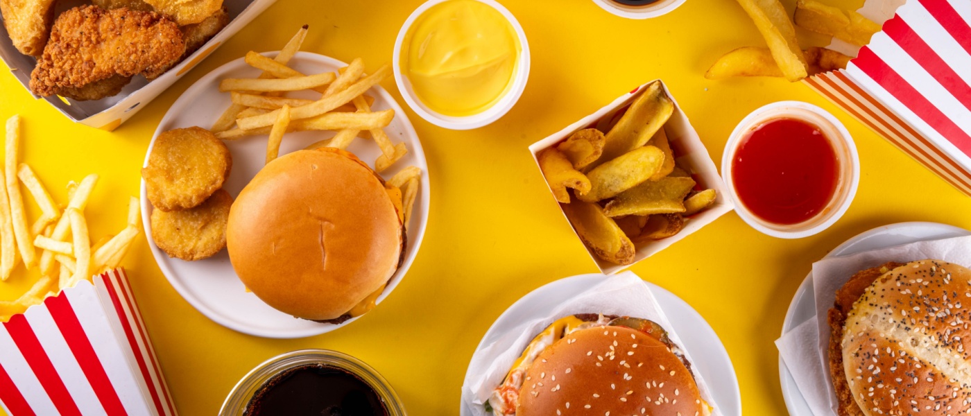 Foto dall'alto di cibi da fast food e bibite gasate