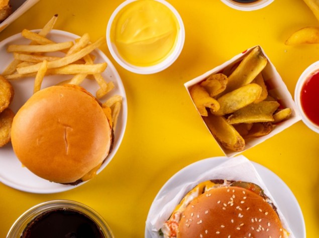 Foto dall'alto di cibi da fast food e bibite gasate
