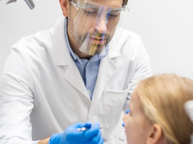 Dentista visita una bambina