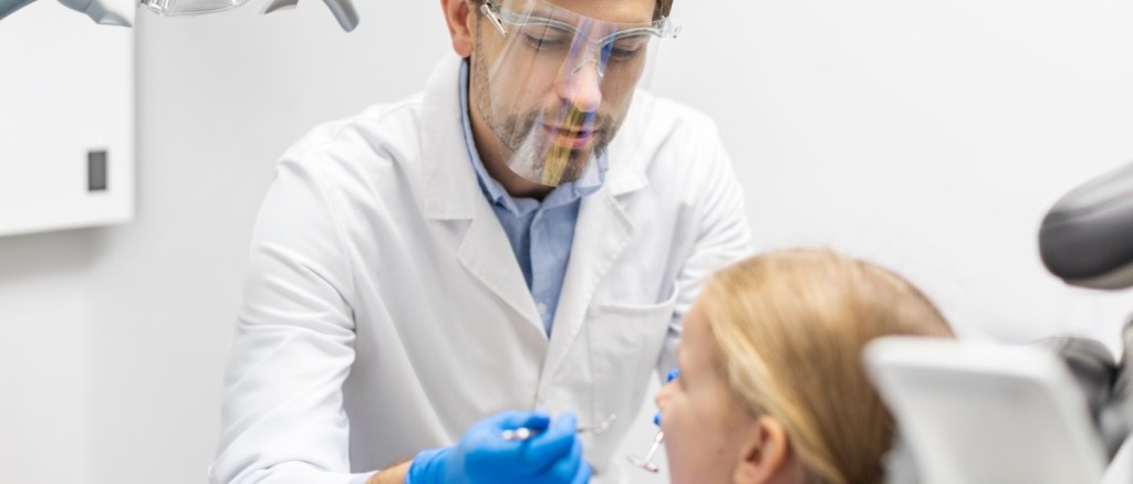 Dentista visita una bambina