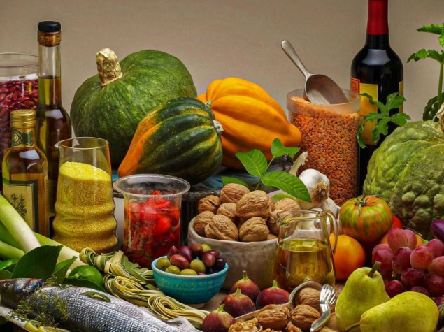 Assortimento di prodotti tipici della dieta mediterranea