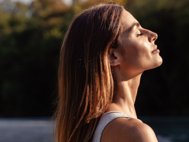 Donna si gode momento di relax