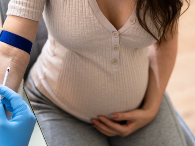Donna incinta fa analisi del sangue