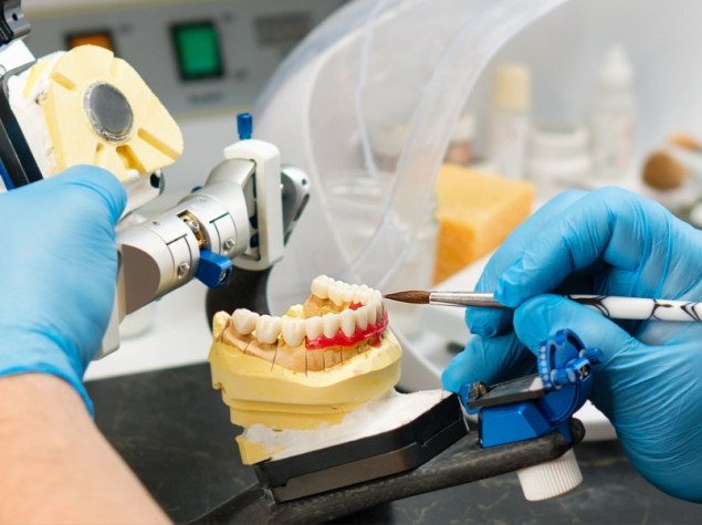 Medico lavora ad un impianto dentale