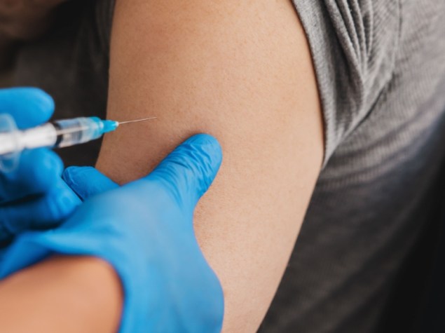 Persona si sottopone a vaccinazione