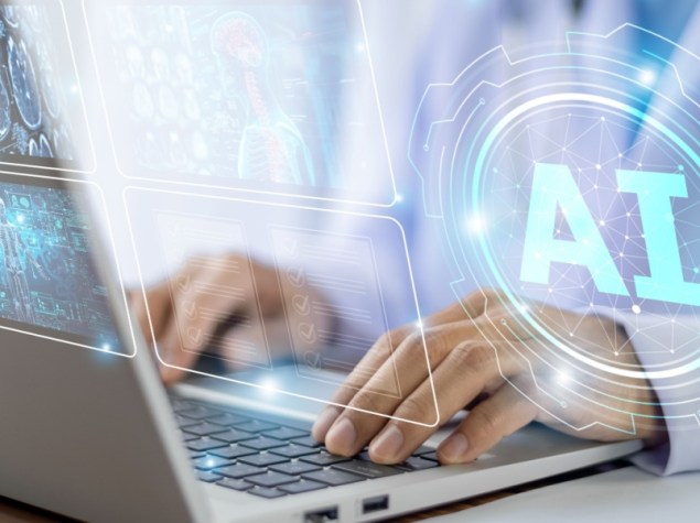 Medico al pc e oleogramma con scritto AI