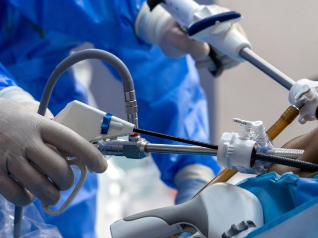 Medico esegue intervento di chirurgia laparoscopica