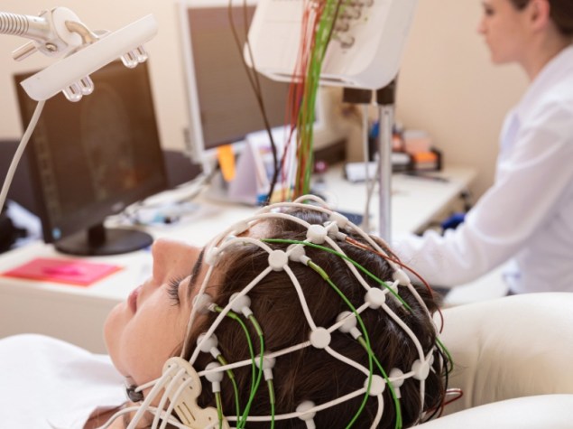 Paziente sottoposta a encefalogramma