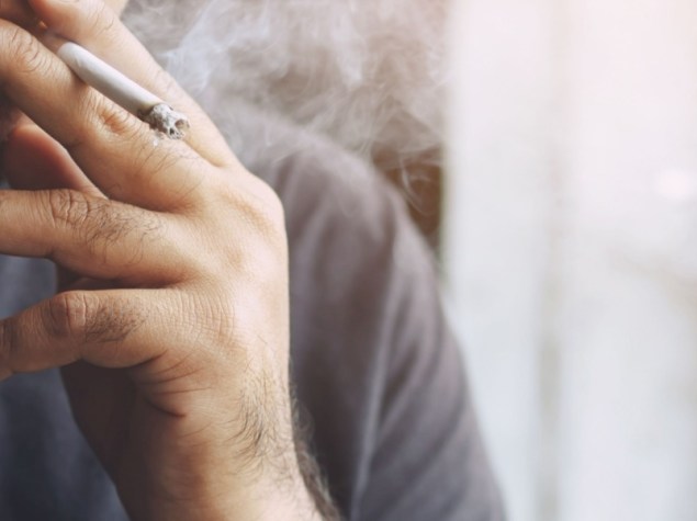 Uomo fuma una sigaretta