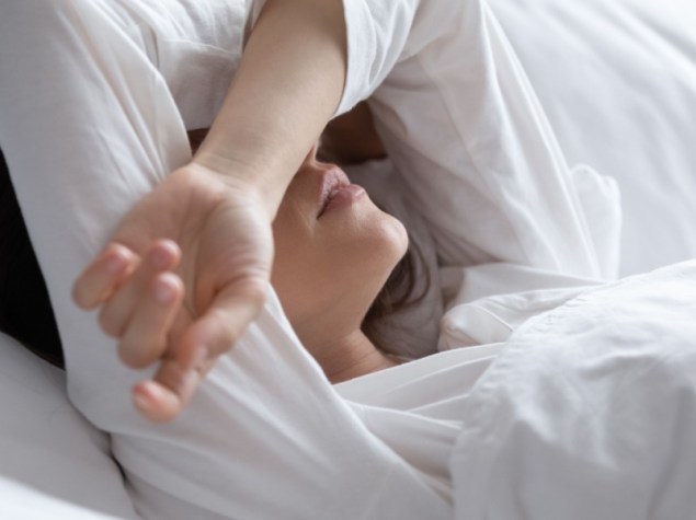 Donna a letto che non riesce a dormire