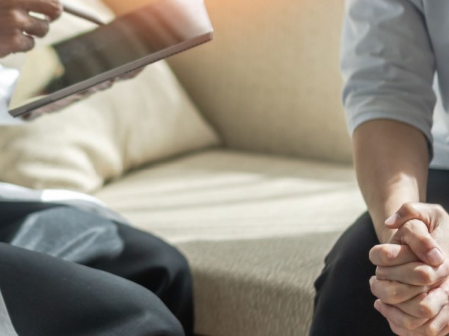 Medico parla con paziente donna