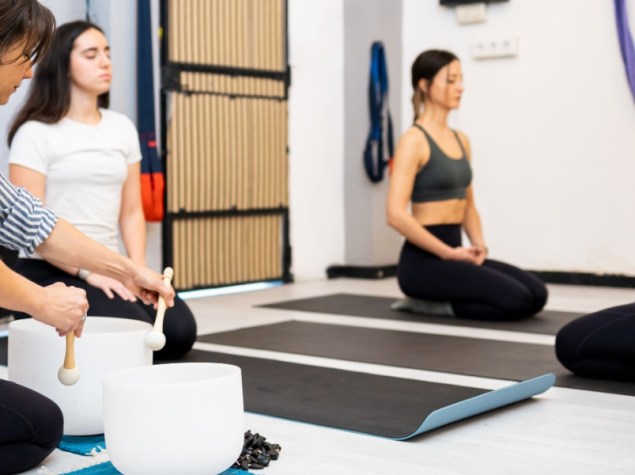 Gruppo di donne partecipano a seduta di musicoterapia