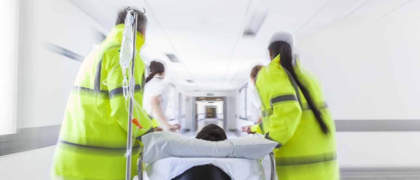 Personale di pronto soccorso trasportando paziente