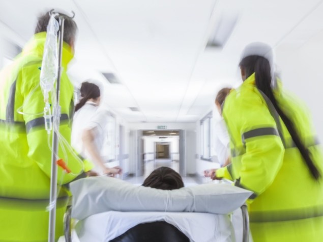 Personale di pronto soccorso trasportando paziente
