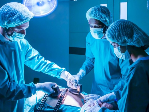 Medici in sala operatoria eseguono rianimazione su paziente