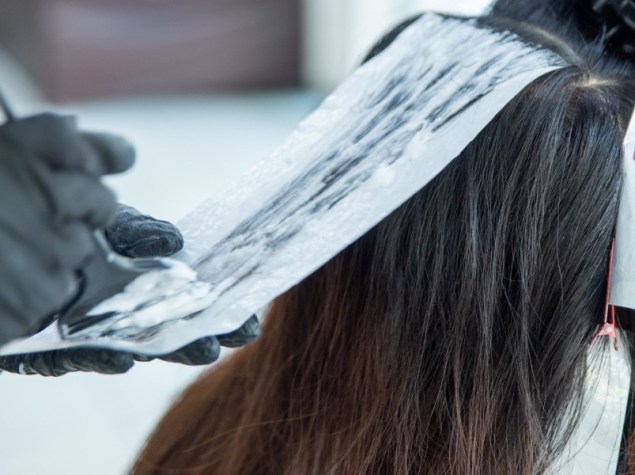 Donna si fa la tinta per capelli