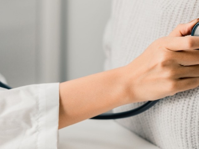 medico ausculta paziente donna