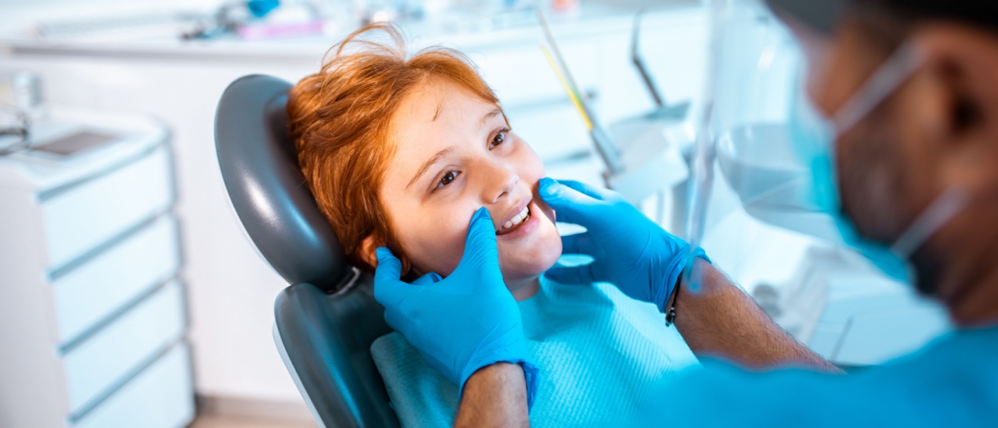 Medico dentista visita un bambino