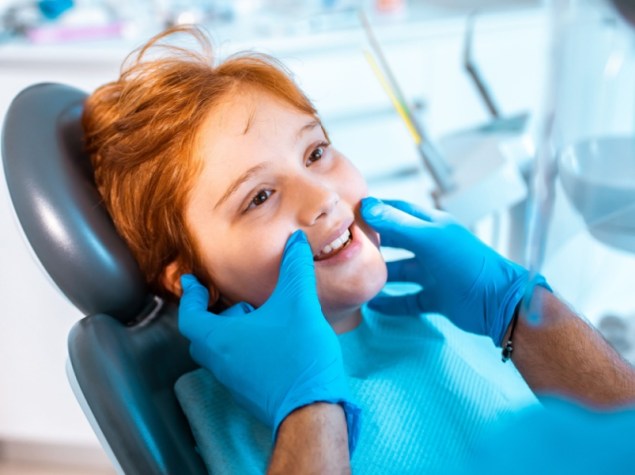 Medico dentista visita un bambino