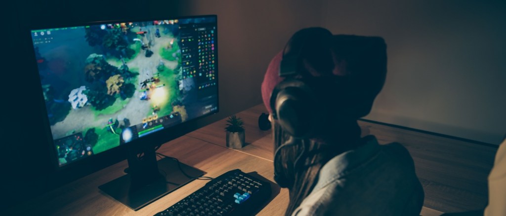 persona che gioca al computer