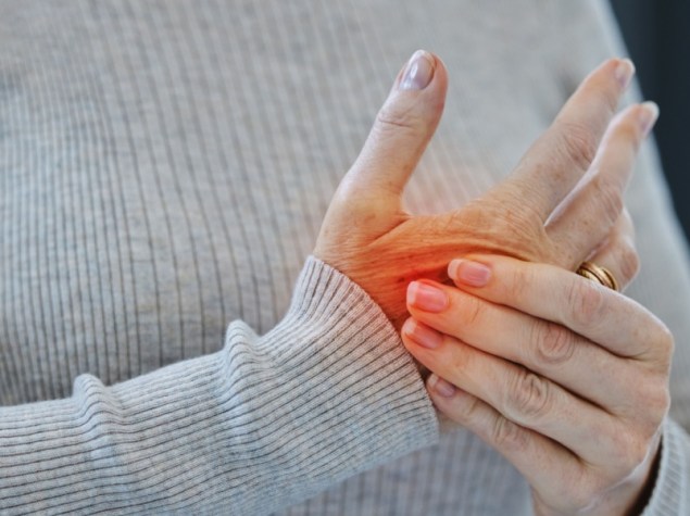 Donna con dolore e infiammazione alla mano