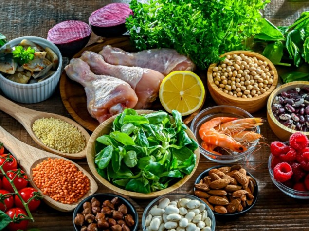 Tavolata con prodotti tipici della dieta mediterranea