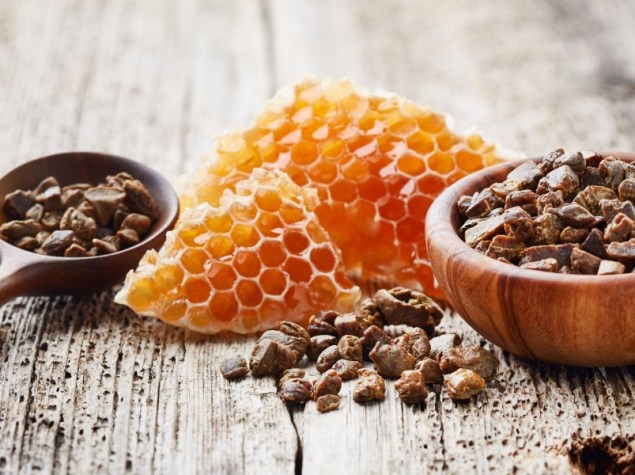 Favi di propoli in una ciotola e in un cucchiaio