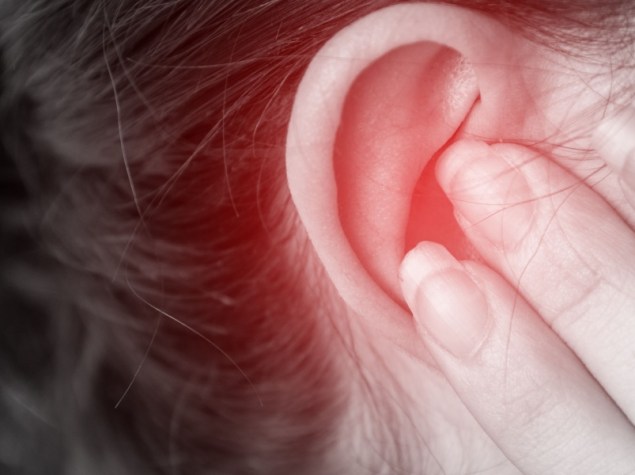 Donna si tocca l'orecchio