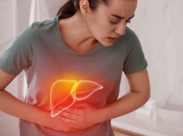 Donna malata che soffre di dolori, illustrazione di fegato malato