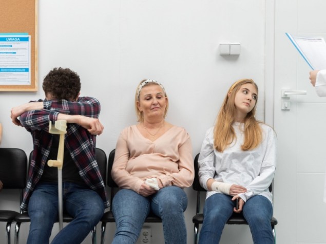persone sedute in attesa in ospedale