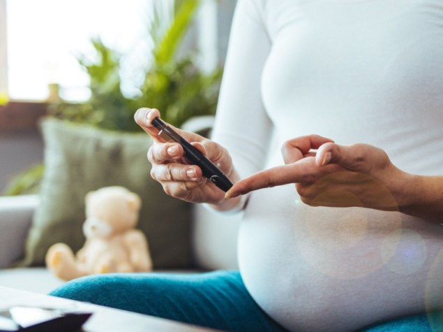 DONNA INCINTA SI MISURA GLICEMIA