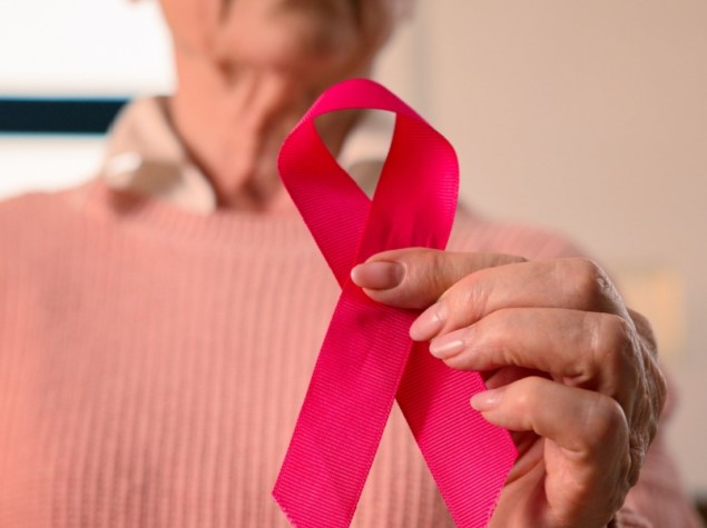 Over 60 che tiene in mano il simbolo dell'hiv