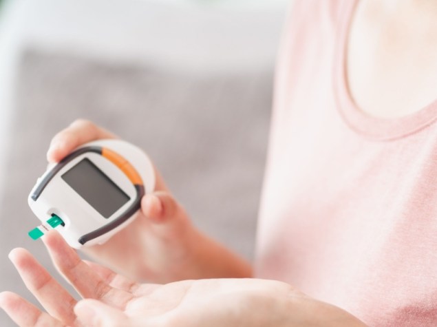 persona che si misura la glicemia