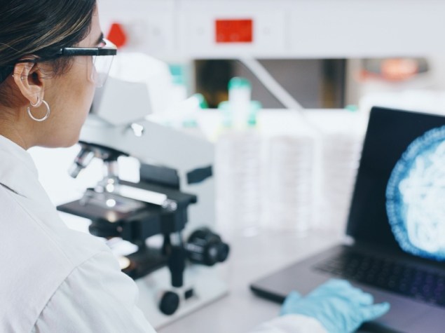 dottoressa che fa ricerca.