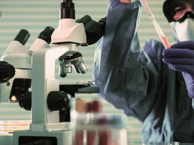 medico che fa ricerca