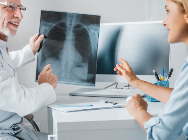 medico e paziente che che si confrontano