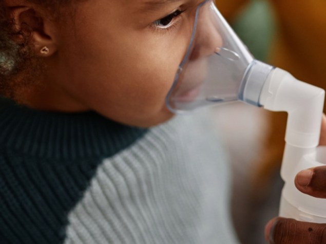 bambina con aparecchio respiratorio