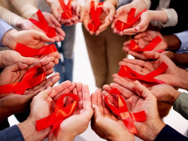 mani con simbolo dell'hiv