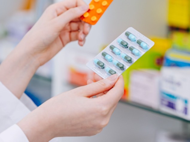 farmacista con antibiotici