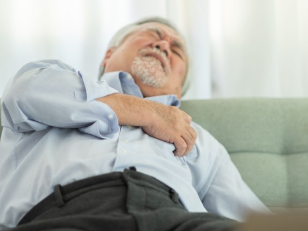 uomo ha un infarto sul divano