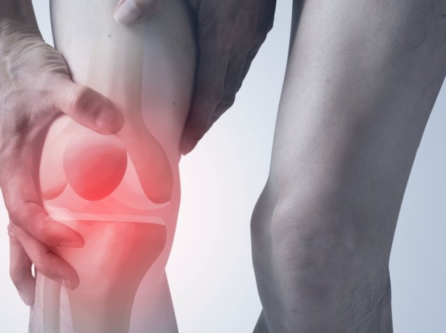 uomo che soffre di dolore al ginocchio