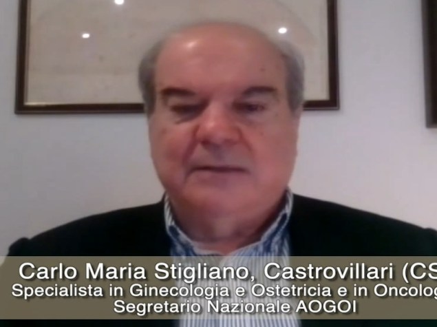 primo piano dottore in giacca e camicia