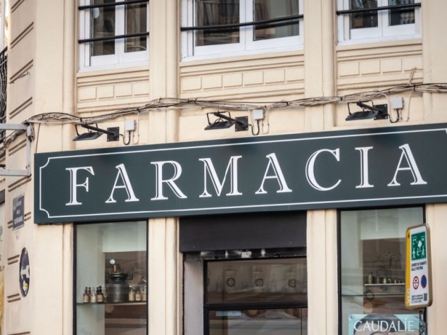 ingresso di una farmacia su strada